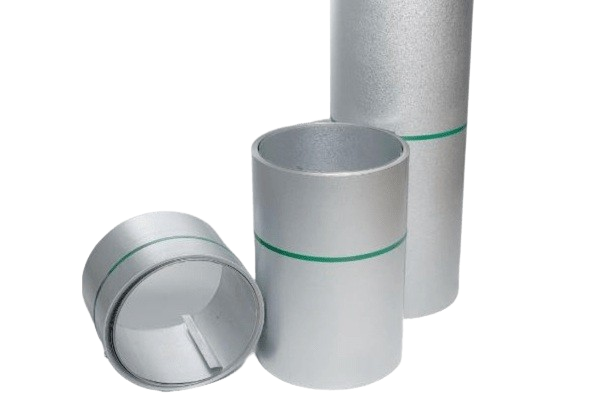 Bobinas metálicas de acero apiladas, insumo base para chapas, paneles y zinguería